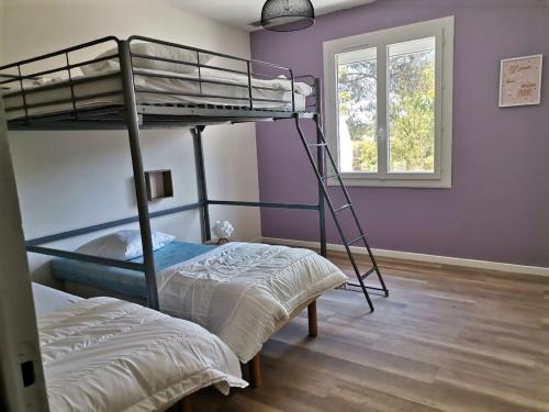 une chambre avec un lit superposé avec une échelle dans l'établissement les mimosas, à Ruoms