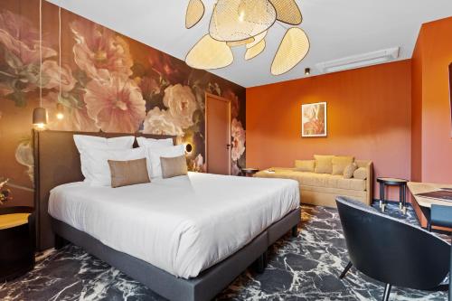 翁弗勒爾的住宿－LE RITUEL HOTEL & SPA，一间卧室设有一张床和一间客厅。