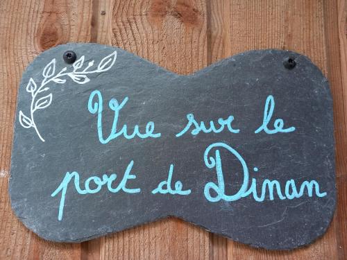 a sign that says we must be not do drama at Vue sur le port de Dinan in Dinan