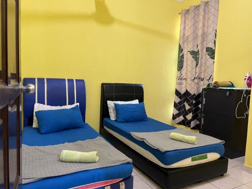 En eller flere senger på et rom på Labuan homestay Cemara dVilla