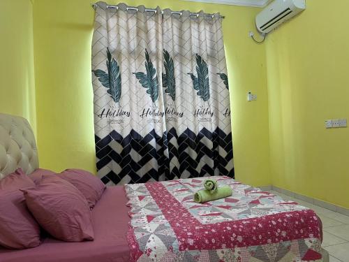 En eller flere senger på et rom på Labuan homestay Cemara dVilla