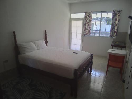 1 dormitorio con cama y ventana en Comfort rooms, en Ocho Ríos