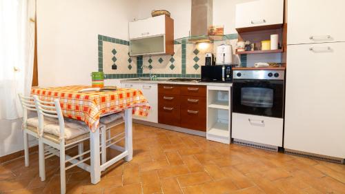 cocina con mesa y nevera en Villa Caterina, en Santa Caterina