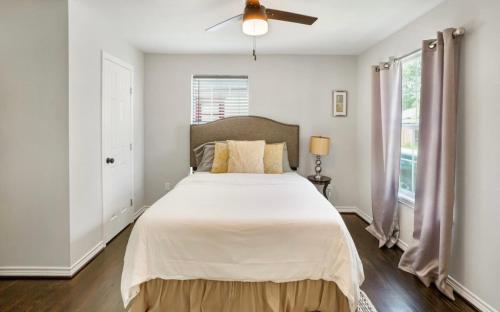 a bedroom with a bed and a ceiling fan at Cozy Heights 2 BD Bungalow, Walkable in Houston