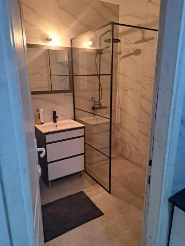 y baño con ducha, lavabo y aseo. en Danijela 037, en Kruševac