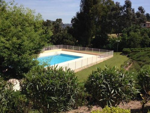 une piscine au milieu d'une cour dans l'établissement Hibiscus, à Cannes