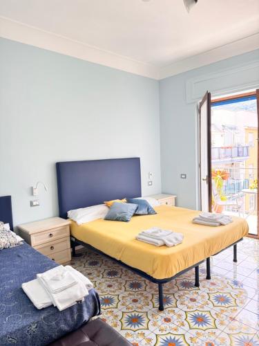 - une chambre avec 2 lits et une fenêtre dans l'établissement Calliope Sorrento Apartment, à Sorrente