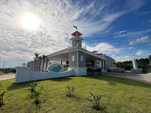 ein Gebäude mit einem Uhrturm darüber in der Unterkunft São Pedro Thermas Resort Oficial in São Pedro