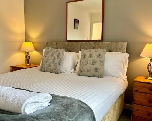 a bedroom with a bed with a mirror on the wall at Rum in Oban