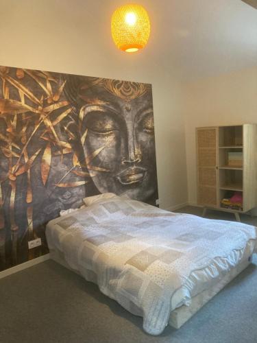 une chambre avec un grand tableau sur le mur dans l'établissement Premier étage d une jolie maison à la campagne, à Montravers