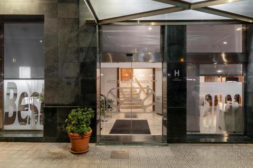 バルセロナにあるホテル ベスト アレーナの階段入りの店舗前