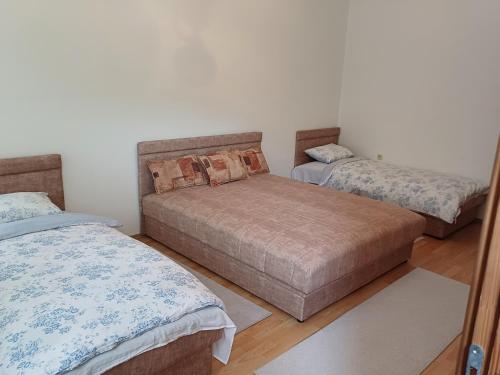 uma sala de estar com duas camas e um sofá em Apartman Čerkez em Stolac