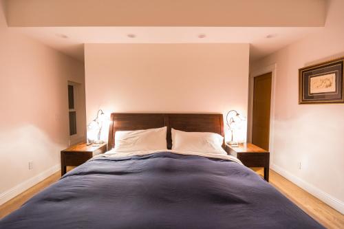 1 dormitorio con 1 cama grande y 2 mesitas de noche en Serene Vineyard Chateau with Pool, Hot Tub, BBQ, en Carmel Valley