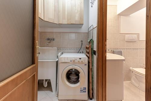 baño pequeño con lavadora y lavamanos en Il Nido Toscano, en San Baronto