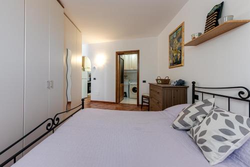 1 dormitorio con 1 cama grande y pasillo en Il Nido Toscano, en San Baronto