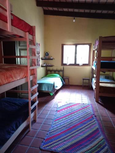 Cette chambre comprend 2 lits superposés et un tapis. dans l'établissement Hostel del pueblo, à Amboy