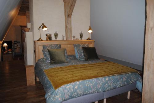 Schlafzimmer mit einem Bett mit einem Kopfteil aus Holz in der Unterkunft Suite dans un château dans le Haut Anjou in Pouancé