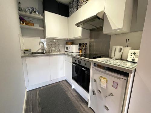 A kitchen or kitchenette at Snug Studio Apartment in Central Location
