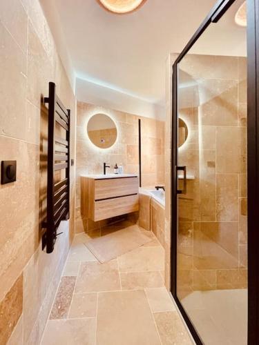 une salle de bain avec douche et lavabo dans l'établissement Sublime maison de Ville pour 6Pers, 2 chambres, au calme absolu, à Marseille