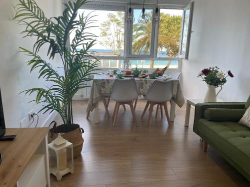 Ruang duduk di Apartamento Comillas Beach
