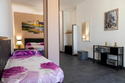 een slaapkamer met een bed en een spiegel bij Dimora Flaminio in Peschici