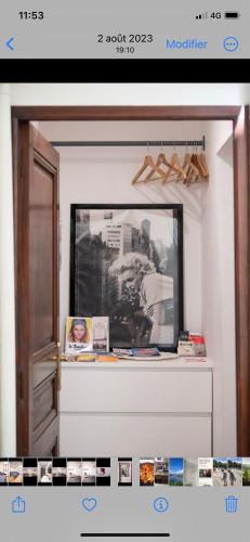 une photo d'une télévision dans une pièce dans l'établissement Studio Face à L’Île Barbe, à Caluire-et-Cuire