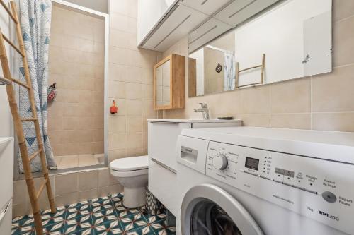 - une buanderie avec un lave-linge et un sèche-linge dans l'établissement Peace and Quiet appartement at Goutte d'Or by Weekome, à Paris