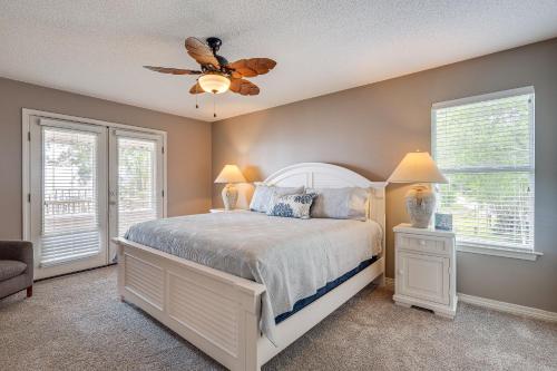 ein Schlafzimmer mit einem Bett und einem Deckenventilator in der Unterkunft Foley Beach Cottage with Waterfront Backyard! in Magnolia Springs