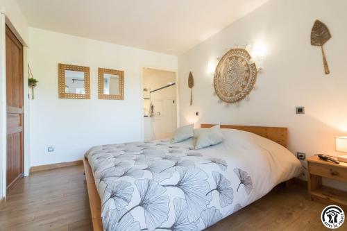a bedroom with a large bed in a room at Le gîte du Moulin in Lagardelle-sur-Lèze