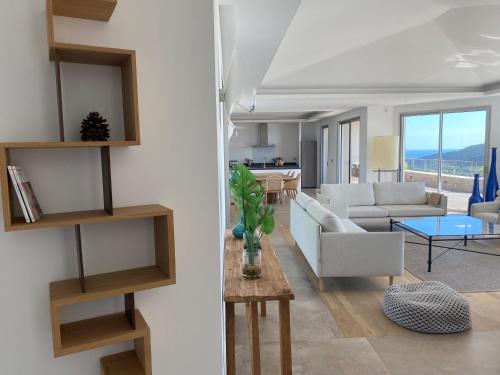 un salon avec un canapé et une table dans l'établissement Luxury Villa Agnese l Sea view & infinity pool, à Porto-Vecchio