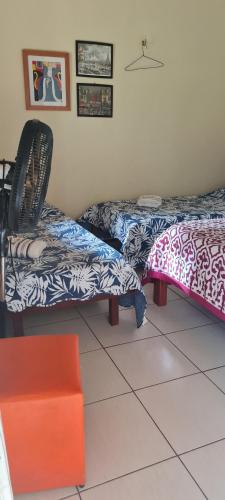 a living room with two chairs and a couch at Sítio Guaramiranga para 10 pessoas com fácil acesso in Guaramiranga