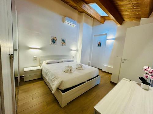 1 dormitorio con 1 cama blanca en una habitación en SMART SUITES FORLI', en Forlì