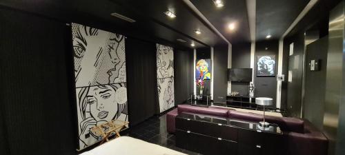 La salle de bains est pourvue d'un canapé violet et d'un miroir. dans l'établissement Apartamentos con jacuzzi, à Madrid