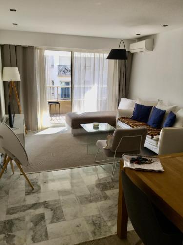 un salon avec un canapé et une table dans l'établissement center of cannes, à Cannes