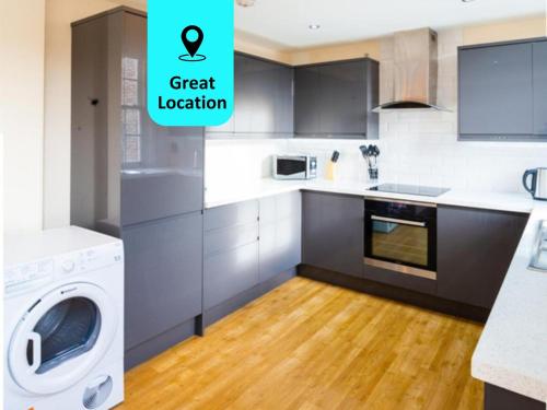 伊普斯威奇的住宿－Large Apartment - Eleven Charlotte House x 2 Bathrooms，厨房配有洗衣机和洗衣机。