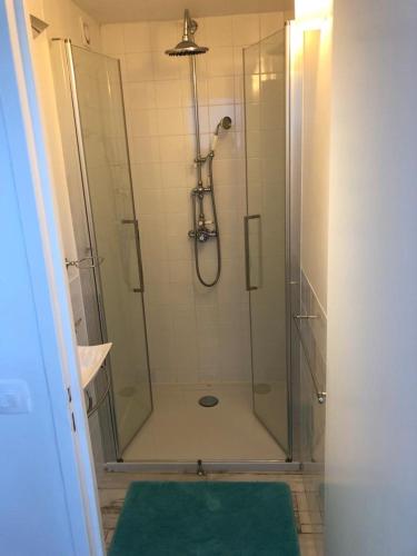 une salle de bain avec une douche avec une porte vitrée dans l'établissement Villa familiale - Baie du Mont Saint-Michel, à Jullouville