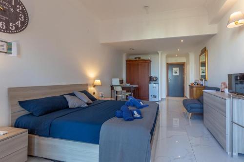 um quarto com um urso de peluche azul sentado numa cama em Gestione immobiliare Laura’s rooms em Roma