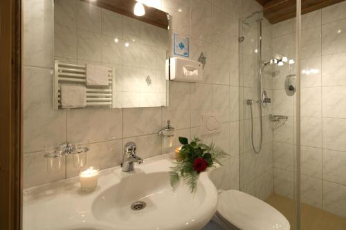 Bilik mandi di Hotel Gasthof Obermair