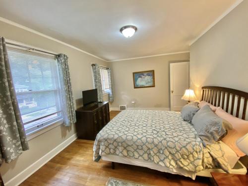 1 dormitorio con cama y ventana en Cleveland Colonial in Family Area, en Cleveland Heights