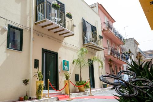 una calle en una ciudad con un edificio en Borgo La Chiusa, en Cinisi