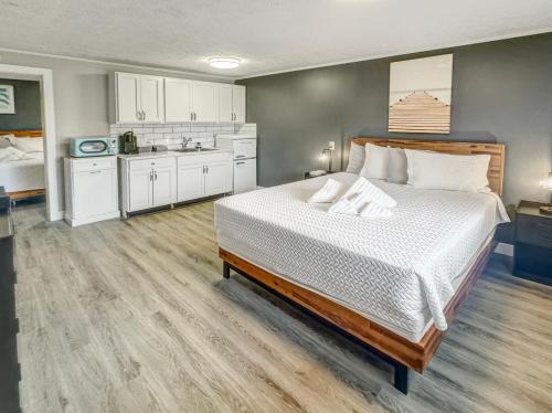 a large bedroom with a bed and a kitchen at Dry Dock Inn in Carolina Beach