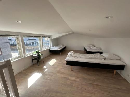 Cette chambre comprend 2 lits et 2 fenêtres. dans l'établissement Lägenheter Vallersgatan, à Visby