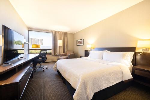Pokój hotelowy z dużym łóżkiem i biurkiem w obiekcie Holiday Inn Express - Temuco, an IHG Hotel w mieście Temuco