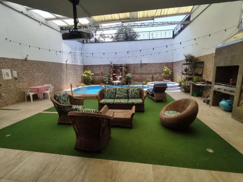 sala de estar con sillas y piscina en Encantadora Casa, Ubicación Ideal en Bucaramanga en Bucaramanga