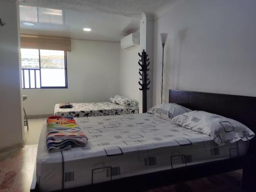 Un pat sau paturi într-o cameră la Encantadora Casa, Ubicación Ideal en Bucaramanga