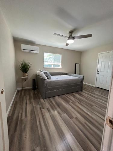 een slaapkamer met een bed en een plafondventilator bij Beautiful spacious guest home in Roseville