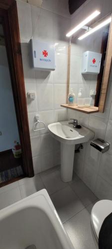 a bathroom with a sink and a toilet and a tub at Casa del Lavadero in Santillana del Mar
