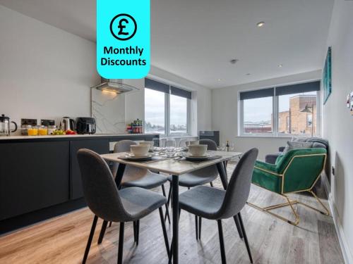 een eetkamer met een tafel en stoelen in een keuken bij Stylish Apartment Perfect for Business or Staycation in Birmingham