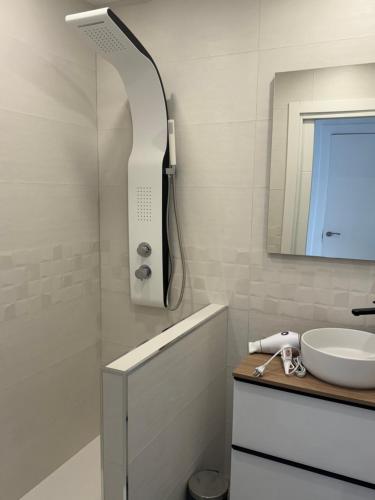 een badkamer met een douche, een wastafel en een spiegel bij Villa Molle Mar Menor Golf resort in Torre-Pacheco