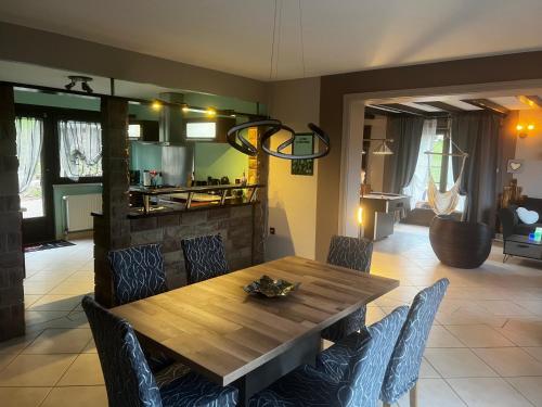 une salle à manger avec une table et des chaises en bois dans l'établissement Mon Rêve, à Hazelbourg